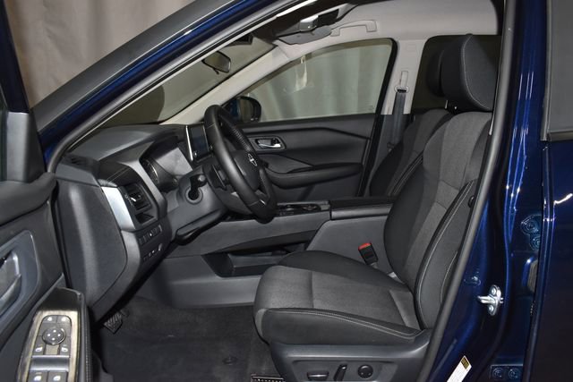 Used 2025 Nissan Rogue SV image 11