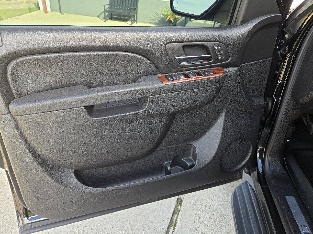 Used 2010 Chevrolet Avalanche LTZ AWD/4WD image 13