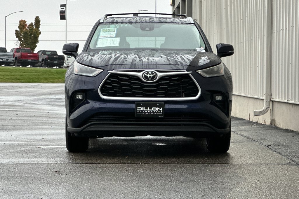 Used 2022 Toyota Highlander XLE AWD/4WD image 3