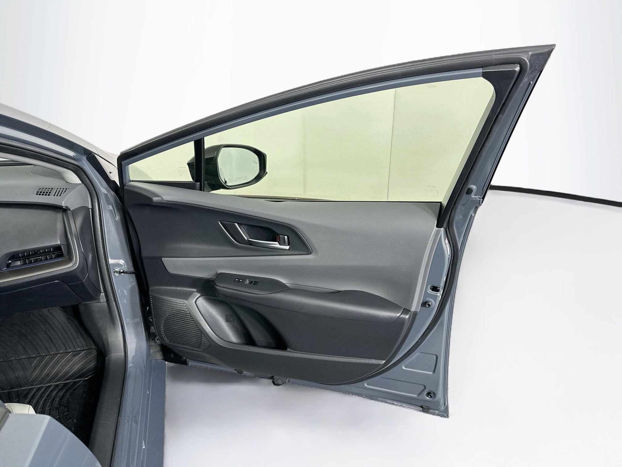 Used 2024 Toyota Prius XLE FWD image 31