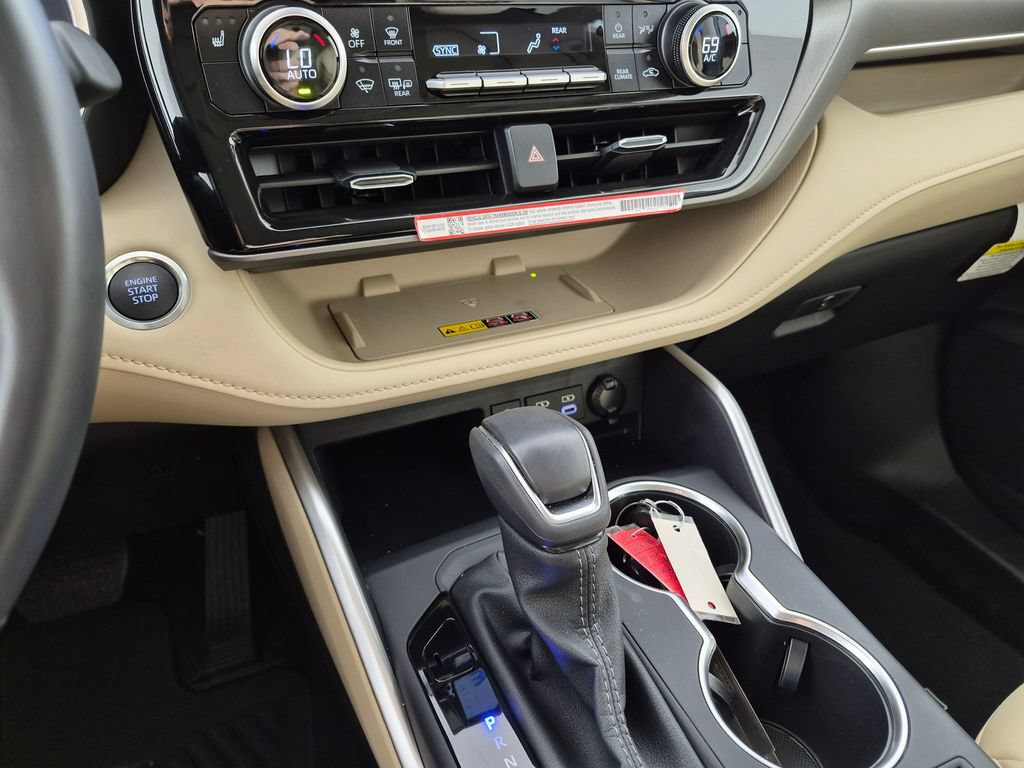 Used 2025 Toyota Highlander XLE FWD image 20