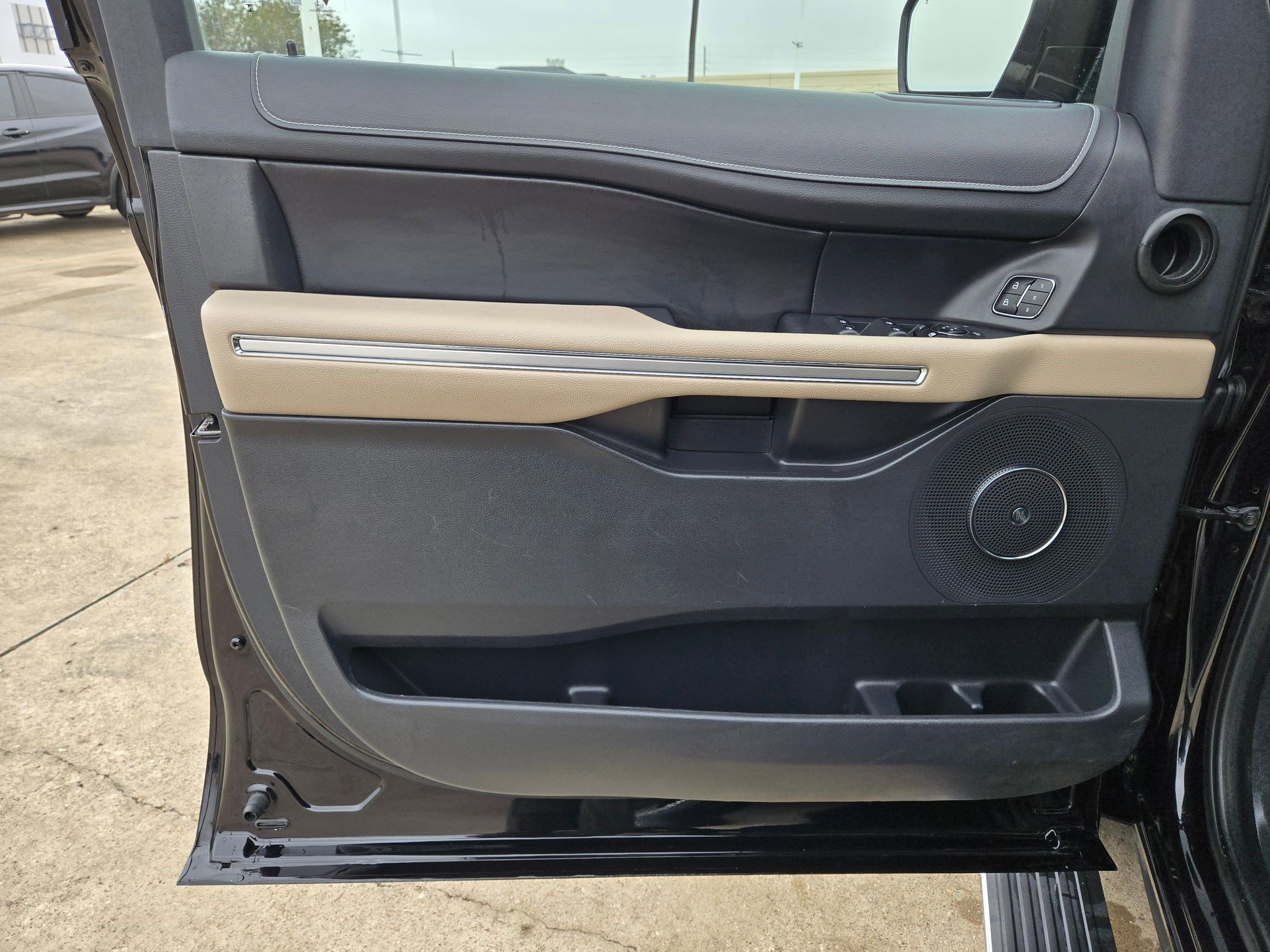 Used 2023 Ford Expedition Limited image 13