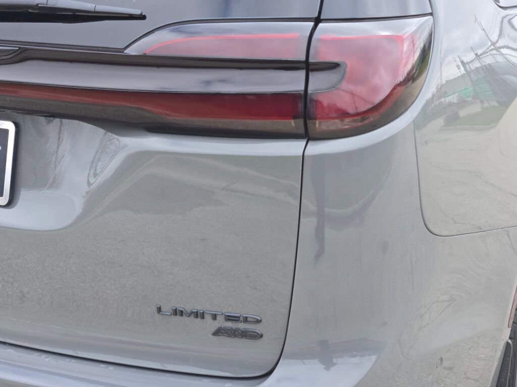 Used 2021 Chrysler Pacifica Limited w/ Uconnect Theater Family Group image 12