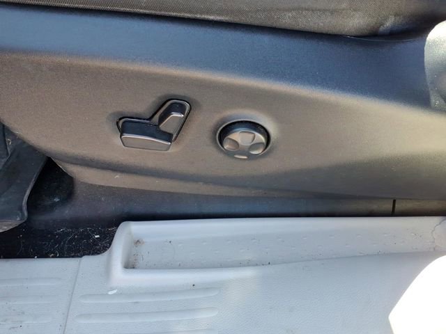 Used 2023 Chrysler Pacifica Limited w/ Uconnect Theater Family Group image 8