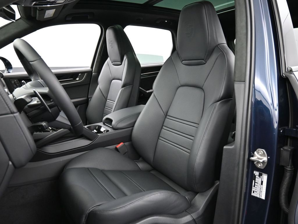 New 2025 Porsche Cayenne Turbo image 5