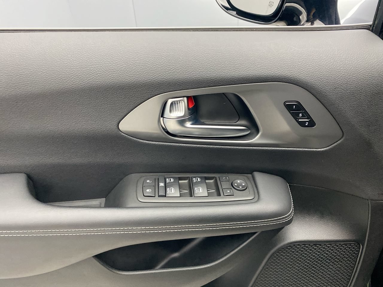 Used 2025 Chrysler Pacifica Select FWD image 12