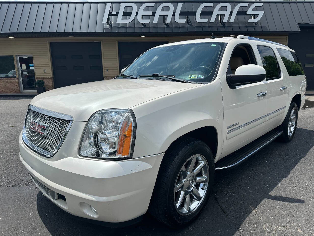 Used 2011 GMC Yukon XL Denali AWD/4WD image 1