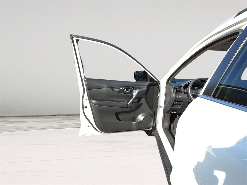 Used 2017 Nissan Rogue SV image 13