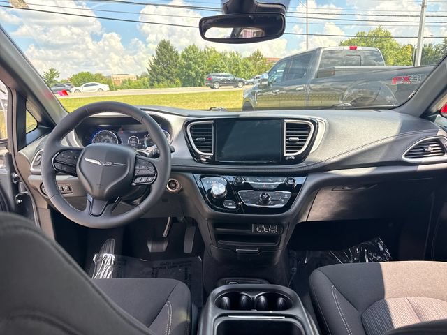 Used 2024 Chrysler Pacifica Touring FWD image 15