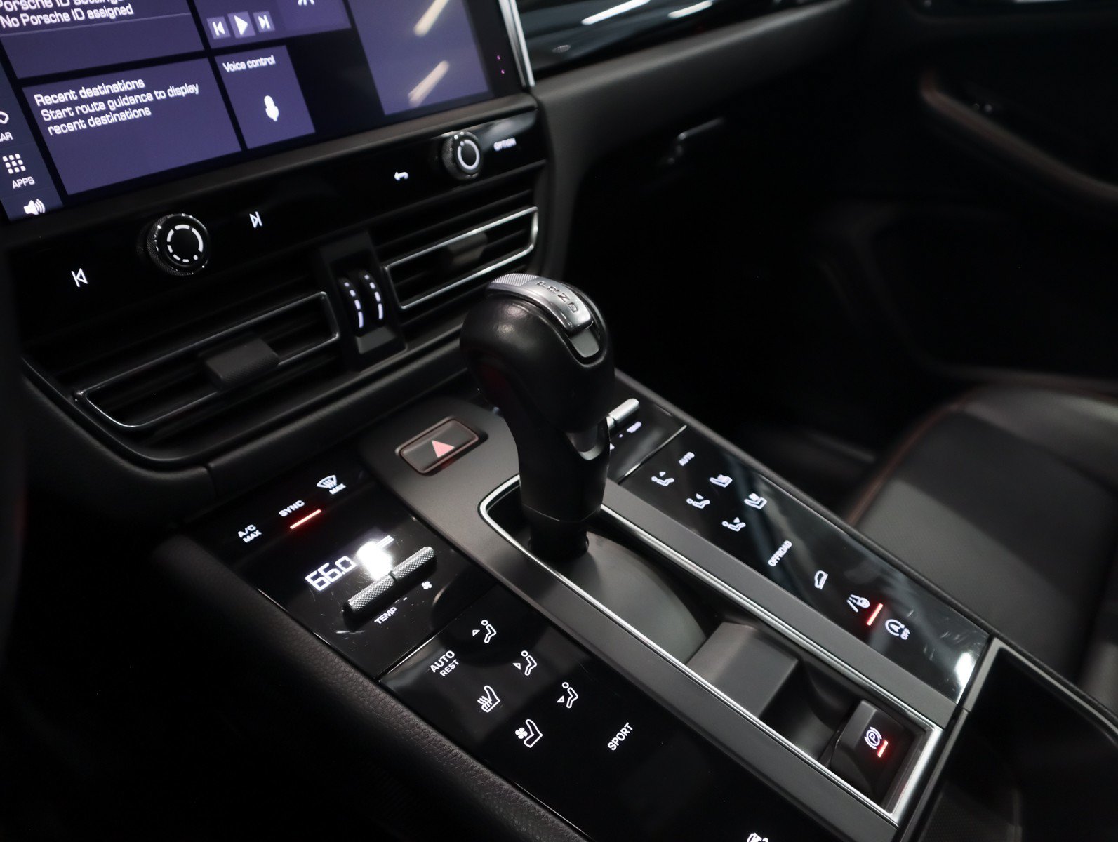 Certified 2024 Porsche Macan AWD/4WD image 18