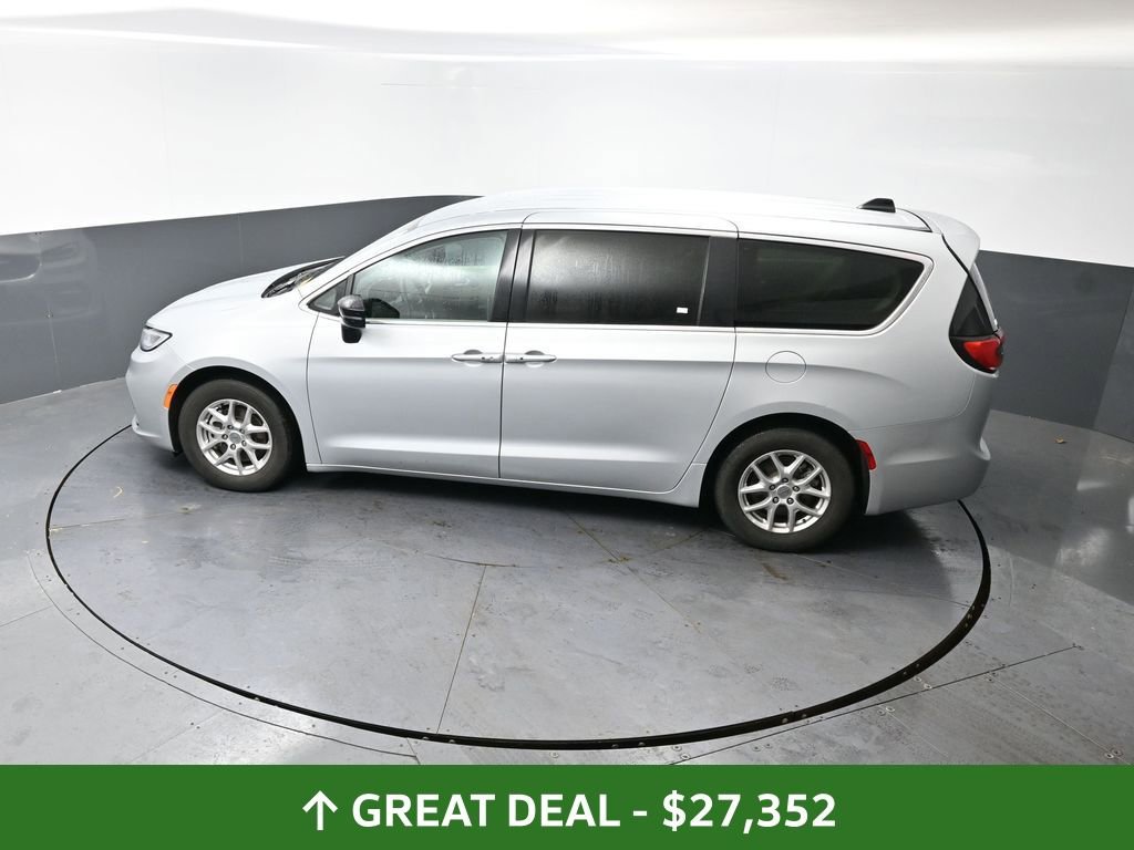 Used 2024 Chrysler Pacifica Touring-L image 47