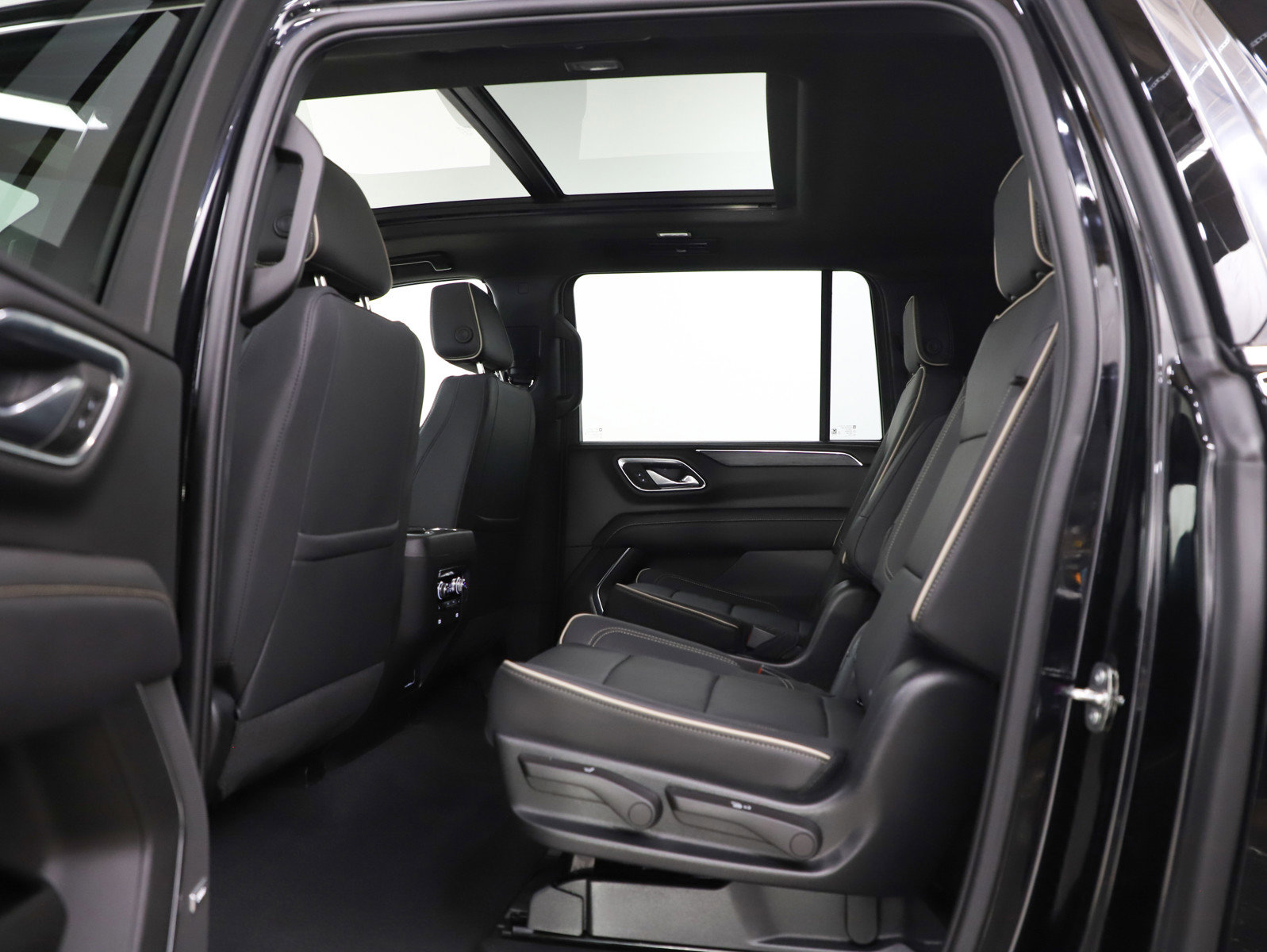 Used 2023 GMC Yukon XL SLT w/ SLT Premium Package image 21