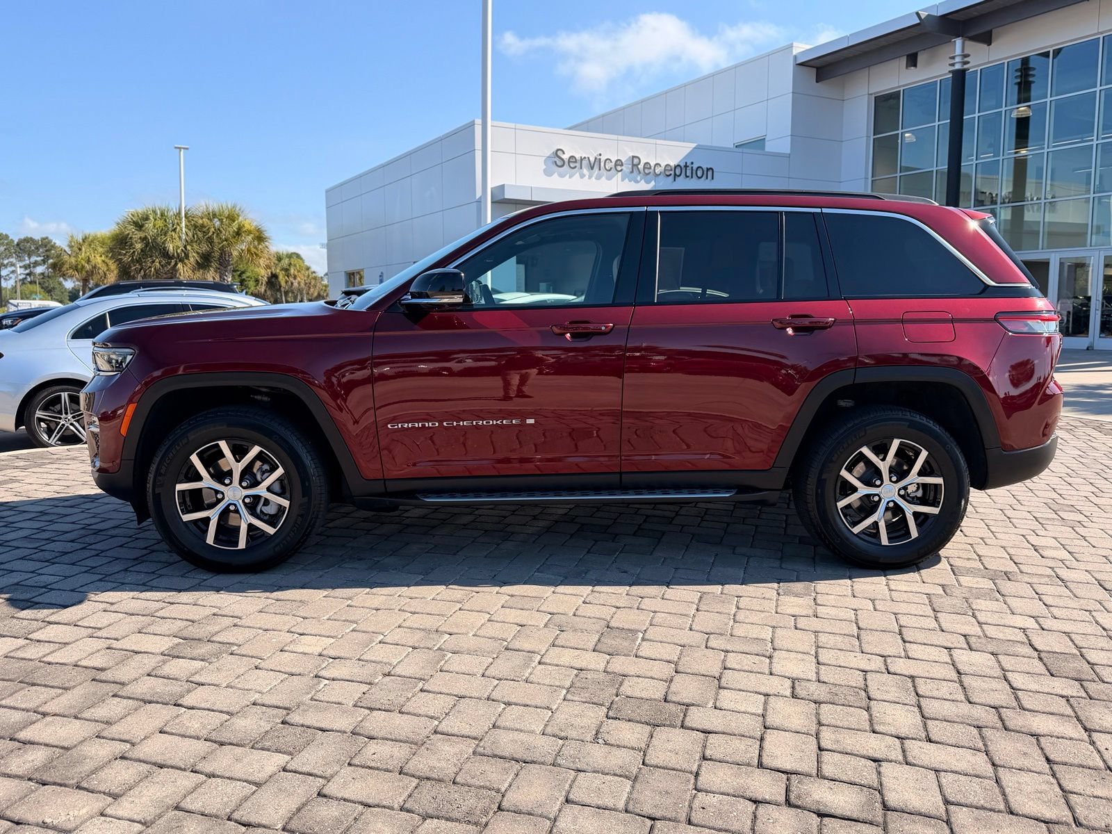 Used 2025 Jeep Grand Cherokee Limited w/ Luxury Tech Group II AWD/4WD image 12