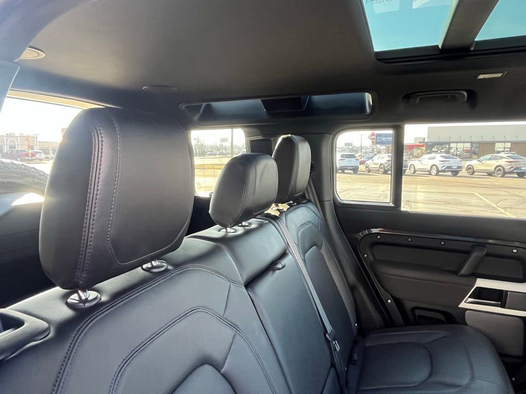 Used 2023 Land Rover Defender 110 SE image 28
