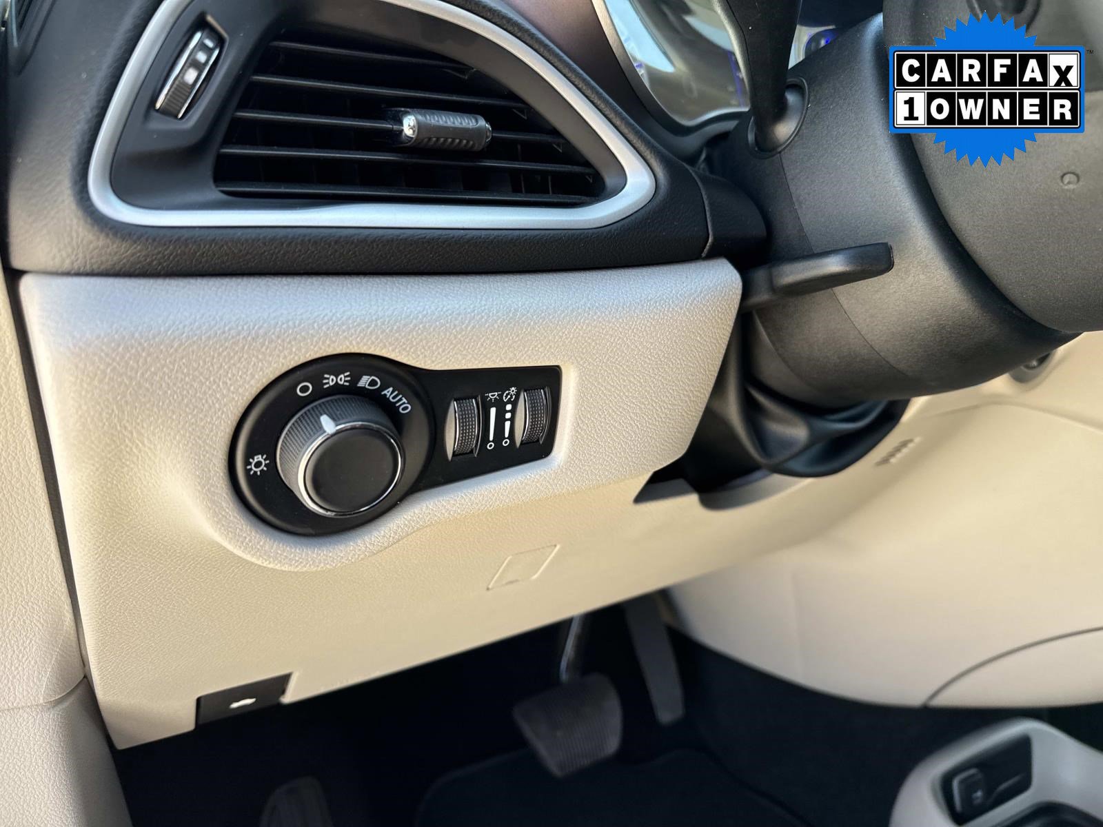 Used 2024 Chrysler Voyager LX image 35