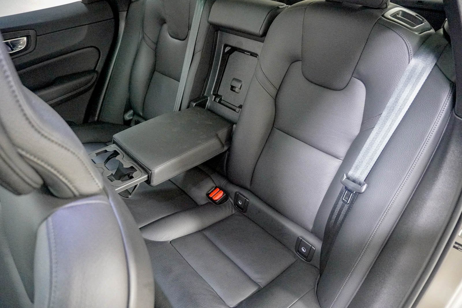 Used 2025 Volvo XC60 B5 Plus image 34