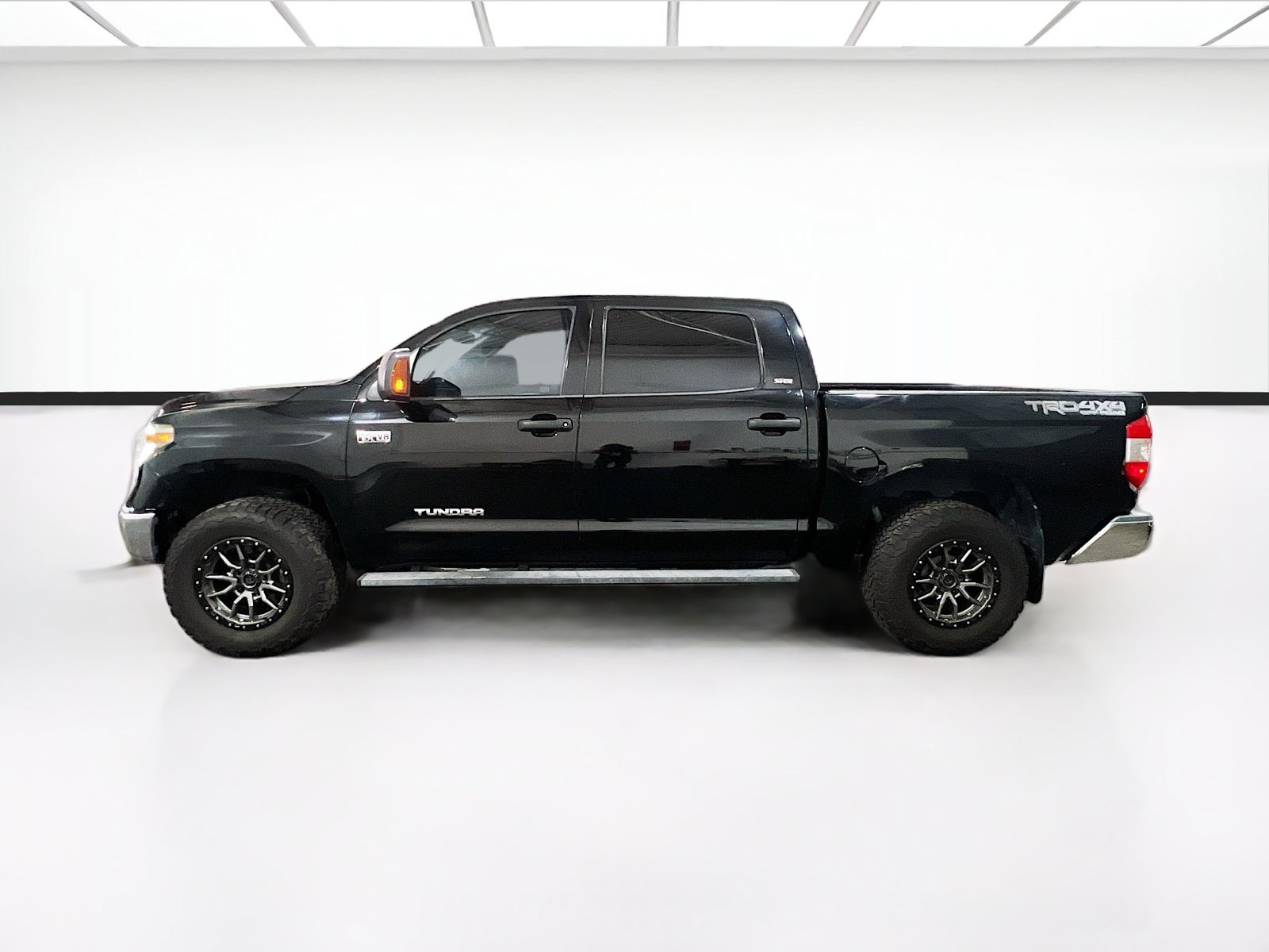 Used 2017 Toyota Tundra SR5 w/ TRD Off Road Package AWD/4WD image 21