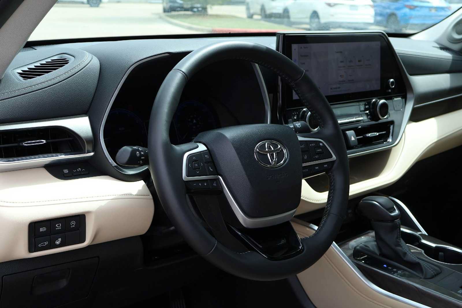 Used 2024 Toyota Highlander Limited FWD image 2