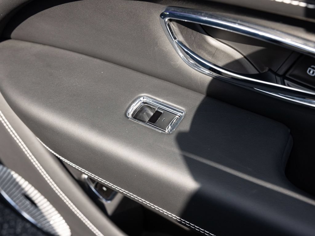 Used 2025 Bentley Bentayga AWD/4WD image 75