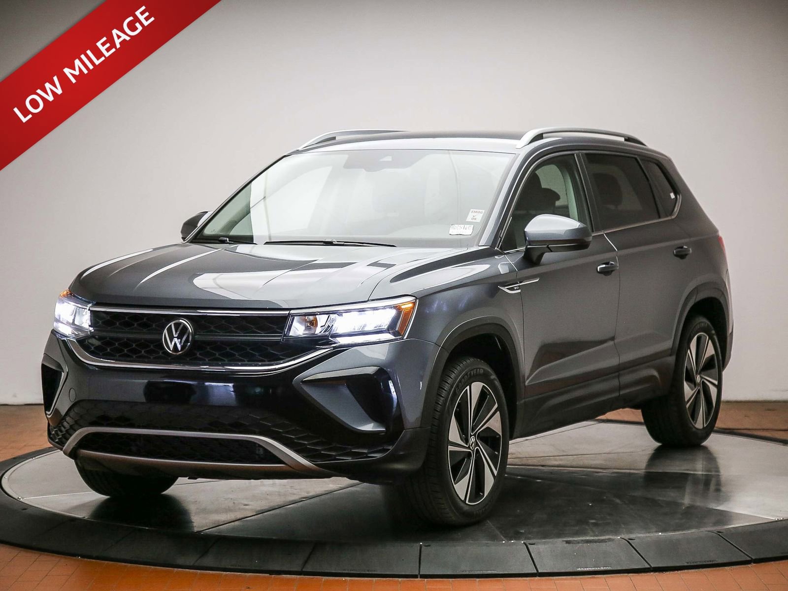 Used 2024 Volkswagen Taos SE AWD/4WD image 1