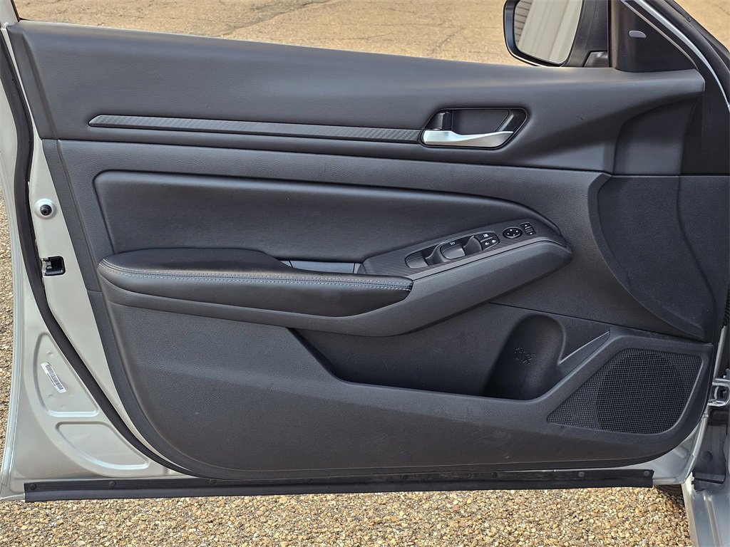 Used 2024 Nissan Altima 2.5 SV image 14