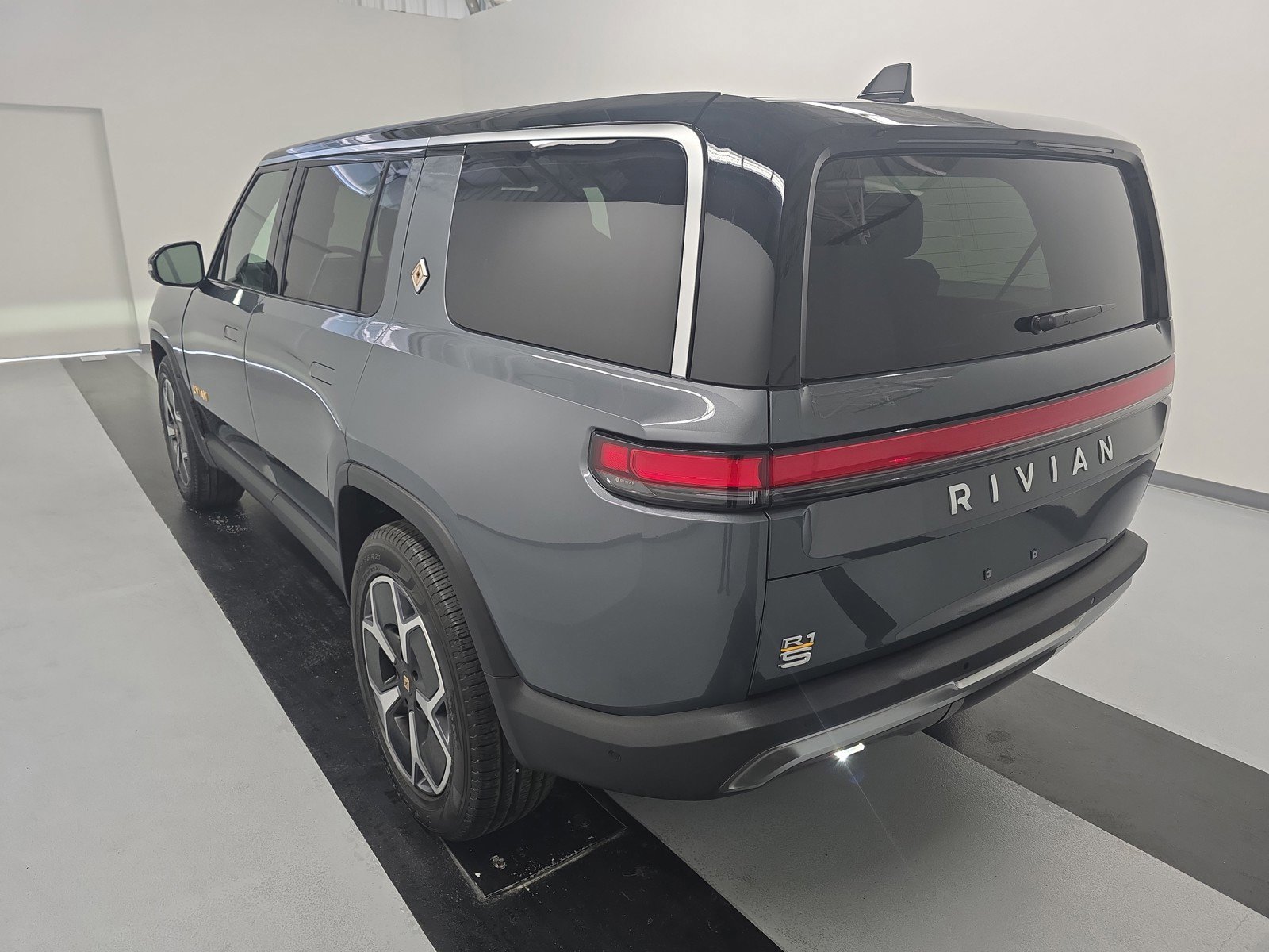 Used 2023 Rivian R1S Adventure AWD/4WD image 3