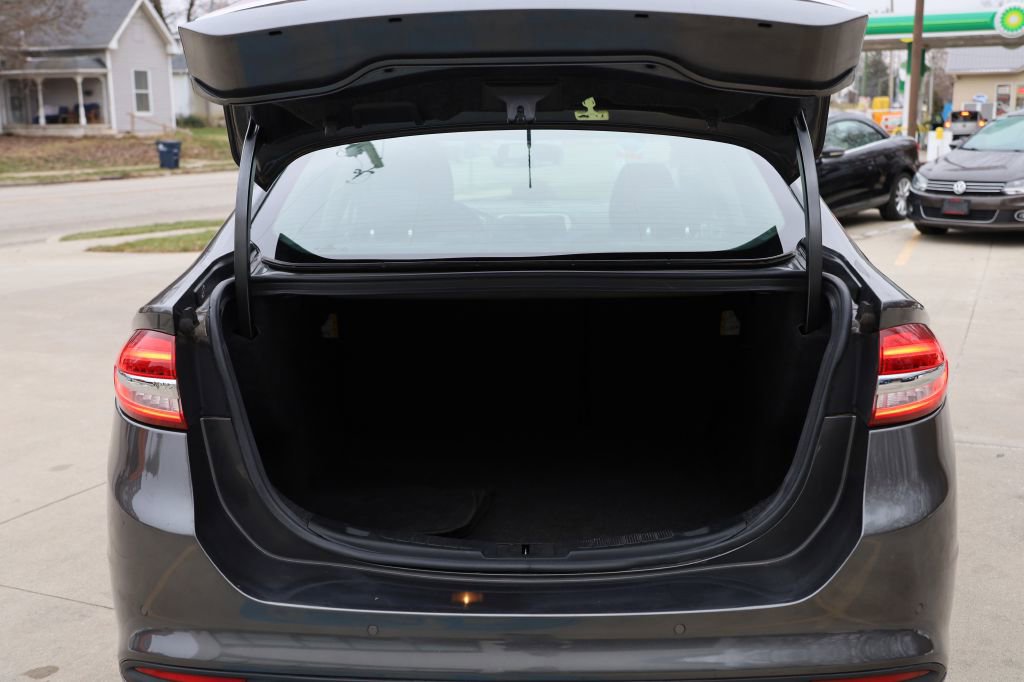 Used 2017 Ford Fusion SE w/ Fusion SE Technology Package image 25