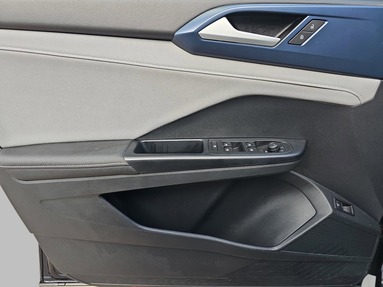 Used 2024 Volkswagen Taos SE image 31