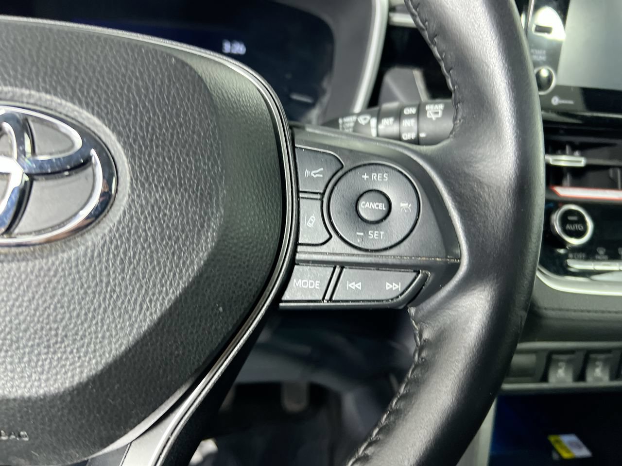 Used 2022 Toyota Corolla Cross XLE FWD image 17
