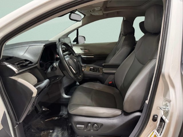 Used 2022 Toyota Sienna XLE FWD image 25