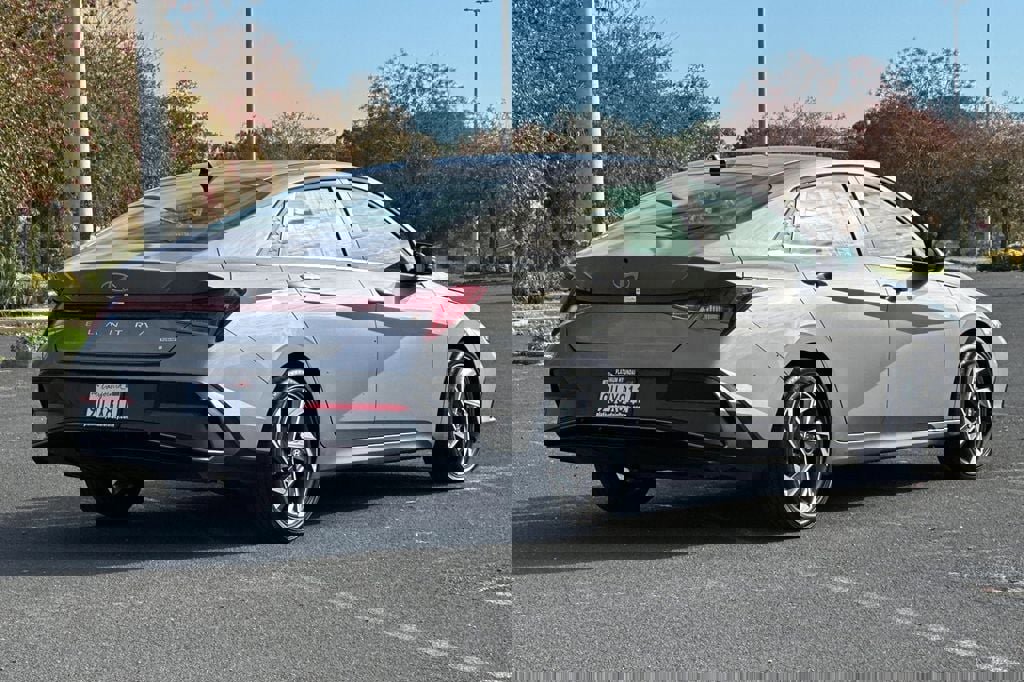 Used 2025 Hyundai Elantra Limited image 4