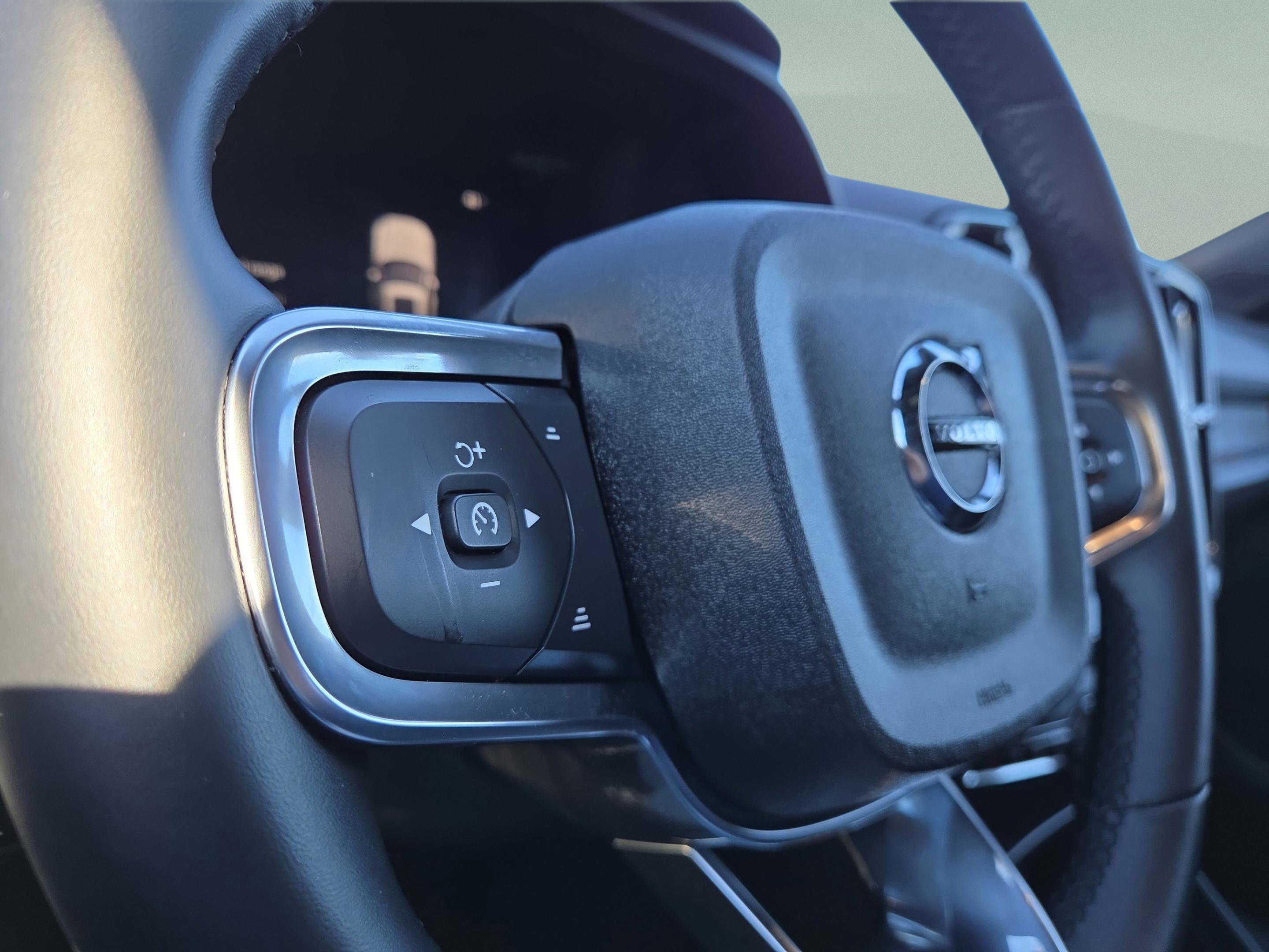 Used 2025 Volvo XC40 B5 Plus image 13