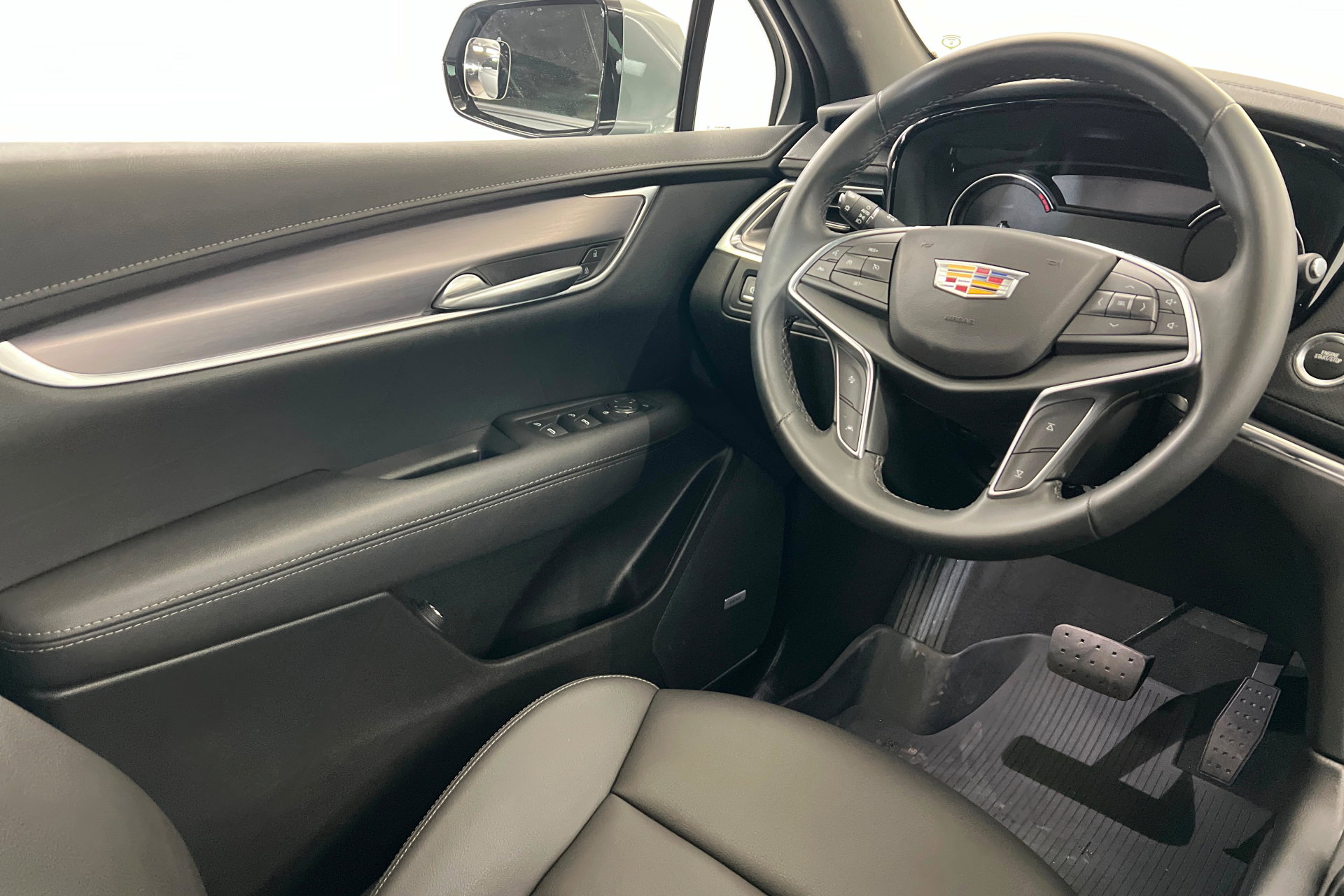 Used 2025 Cadillac XT5 Luxury w/ LPO, Floor Liner Package AWD/4WD image 12