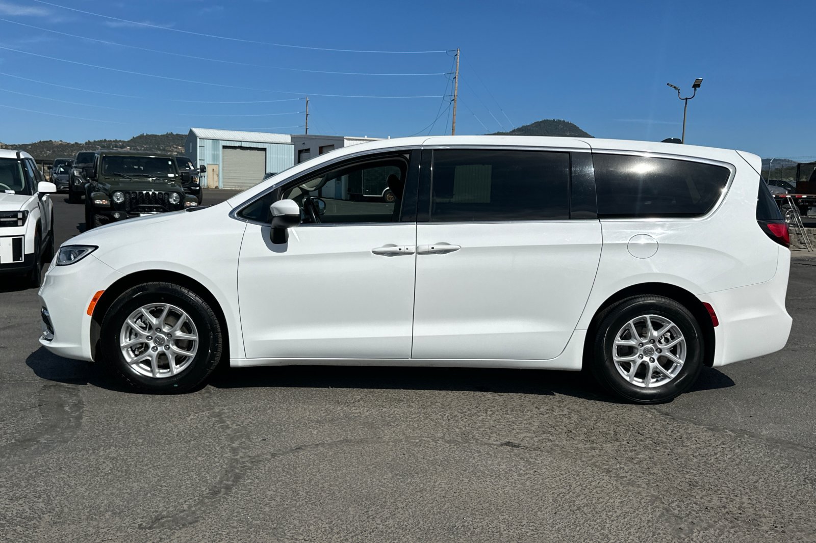 Used 2023 Chrysler Pacifica Touring-L FWD image 7