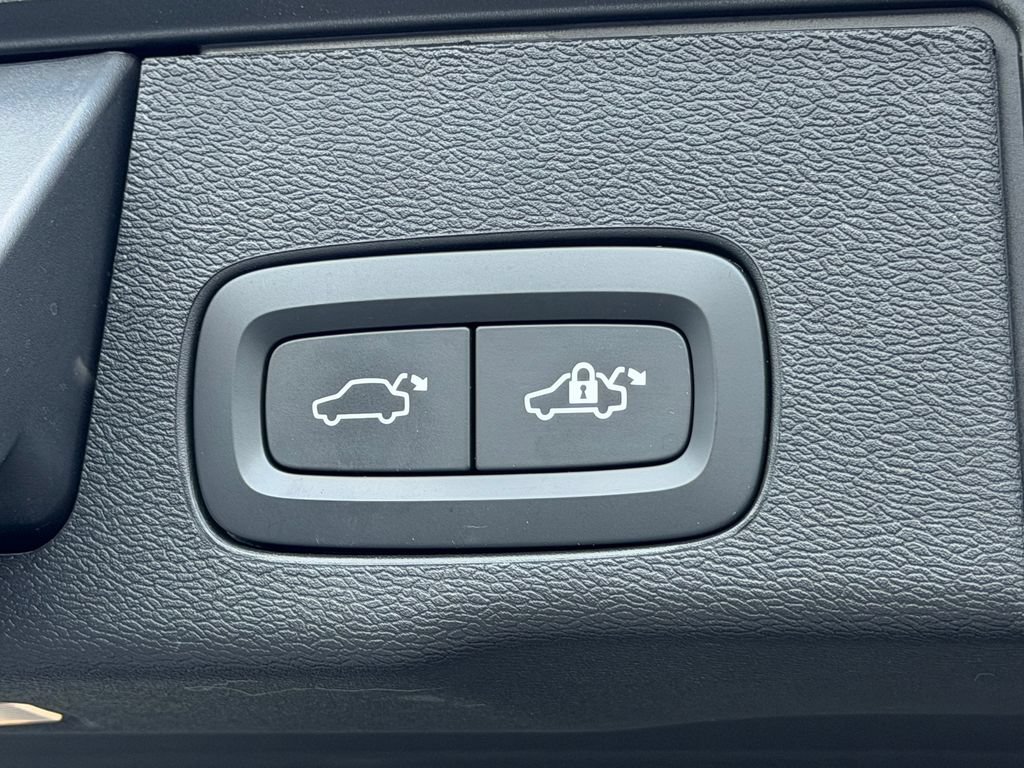 Certified 2024 Volvo XC60 T8 Ultimate w/ Protection Package Premier AWD/4WD image 18
