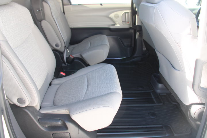 Certified 2024 Toyota Sienna LE AWD/4WD image 17