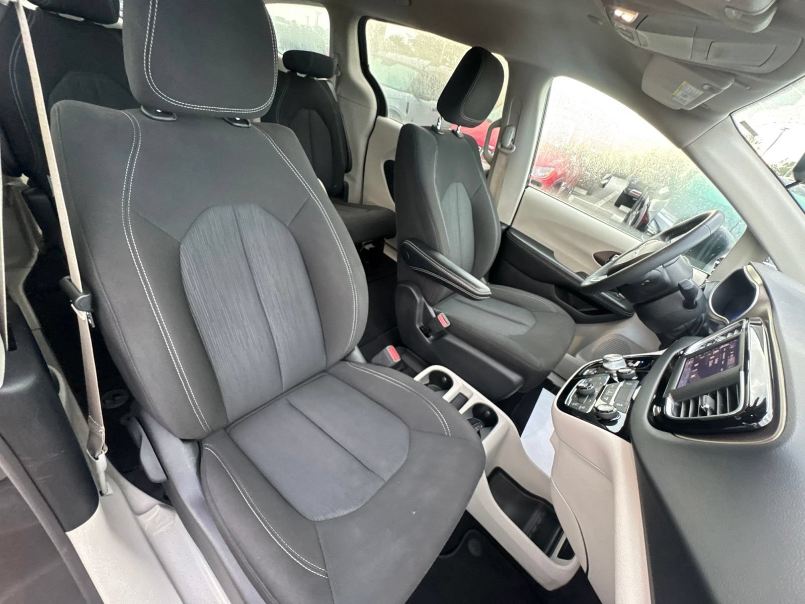 Used 2022 Chrysler Voyager LX FWD image 17