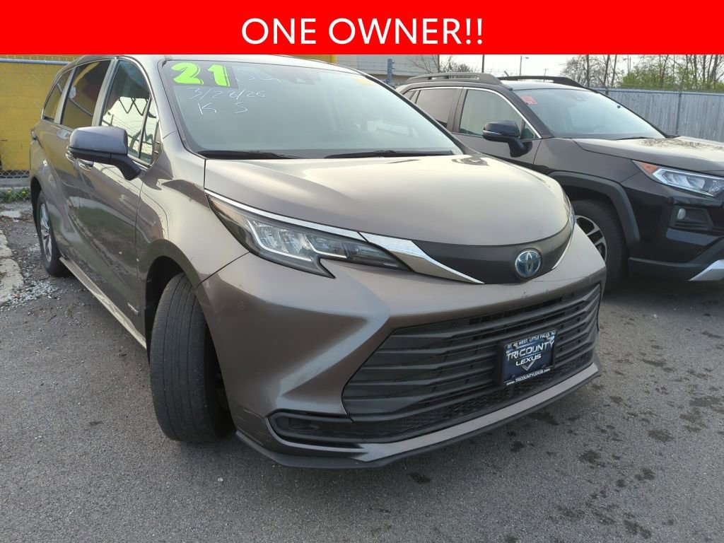 Used 2021 Toyota Sienna LE image 3