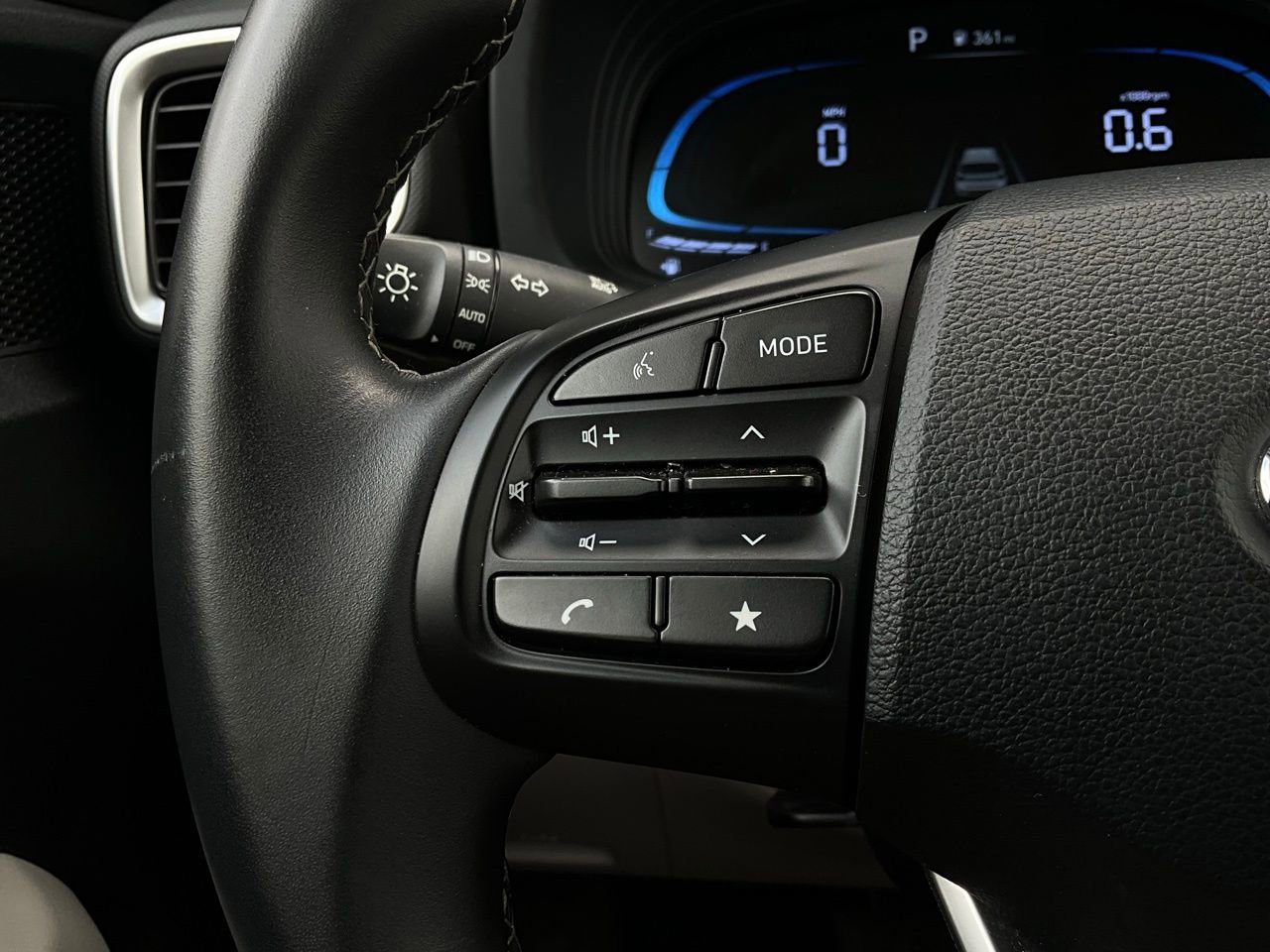 Used 2025 Hyundai Venue SEL image 34