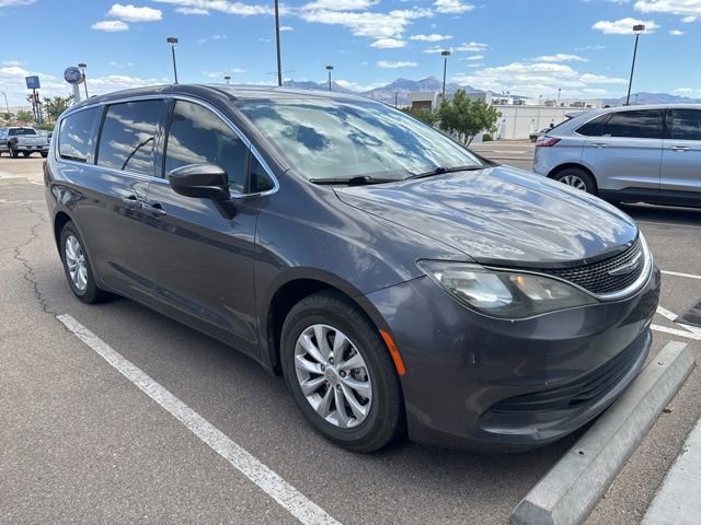 Used 2017 Chrysler Pacifica Touring w/ Tire & Wheel Group FWD image 4