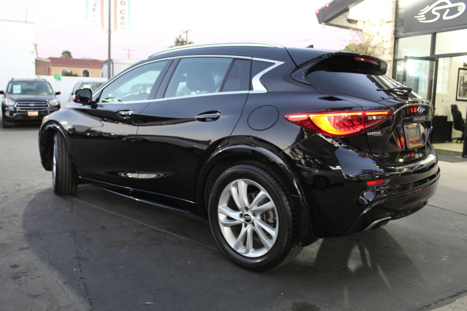 Used 2017 INFINITI QX30 Premium FWD image 3