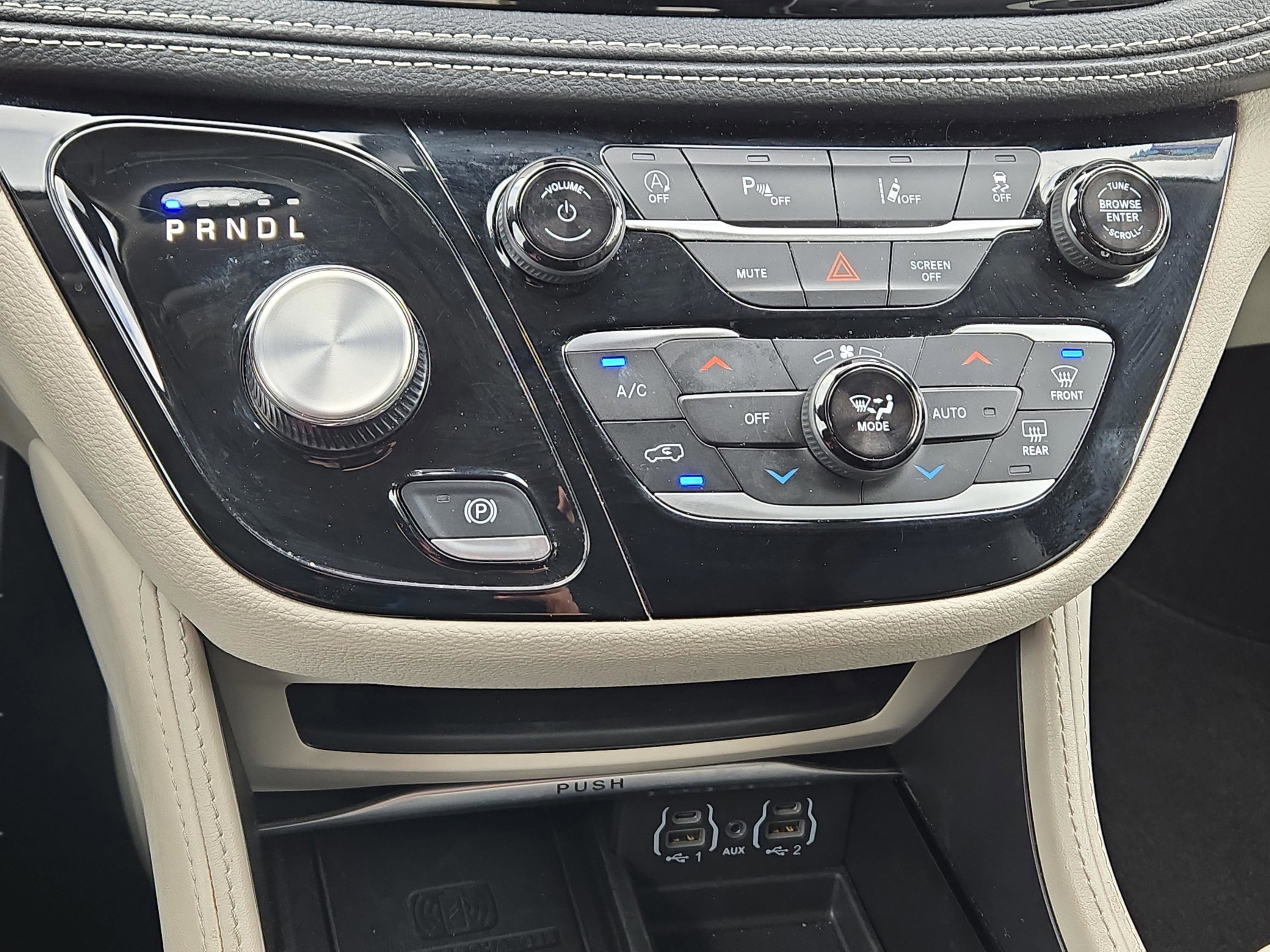 Used 2024 Chrysler Pacifica Limited image 30