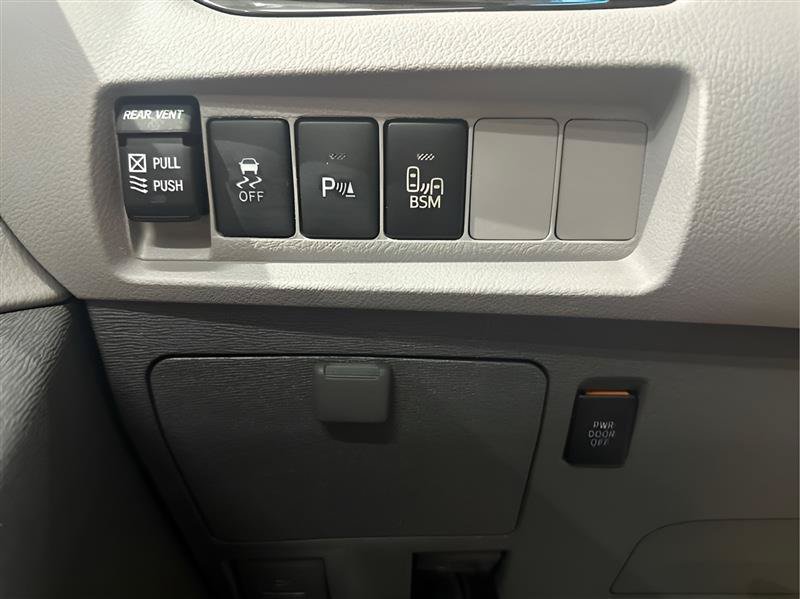 Used 2017 Toyota Sienna XLE w/ XLE Navigation Package FWD image 21