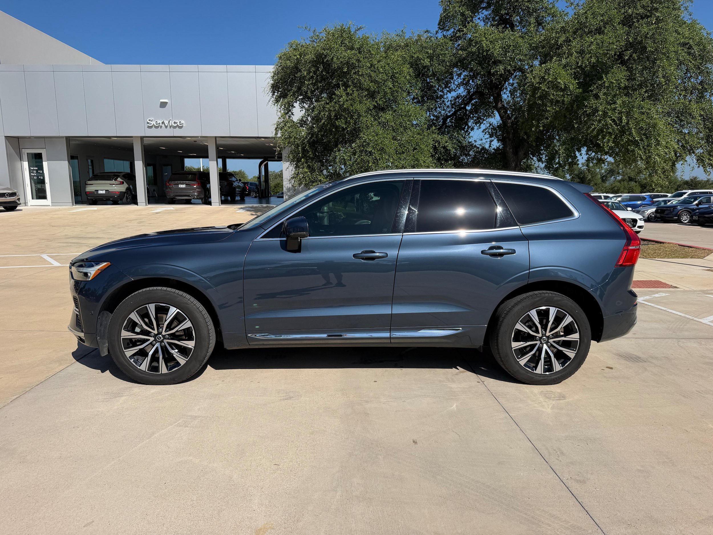 Certified 2023 Volvo XC60 B5 Plus AWD/4WD image 3