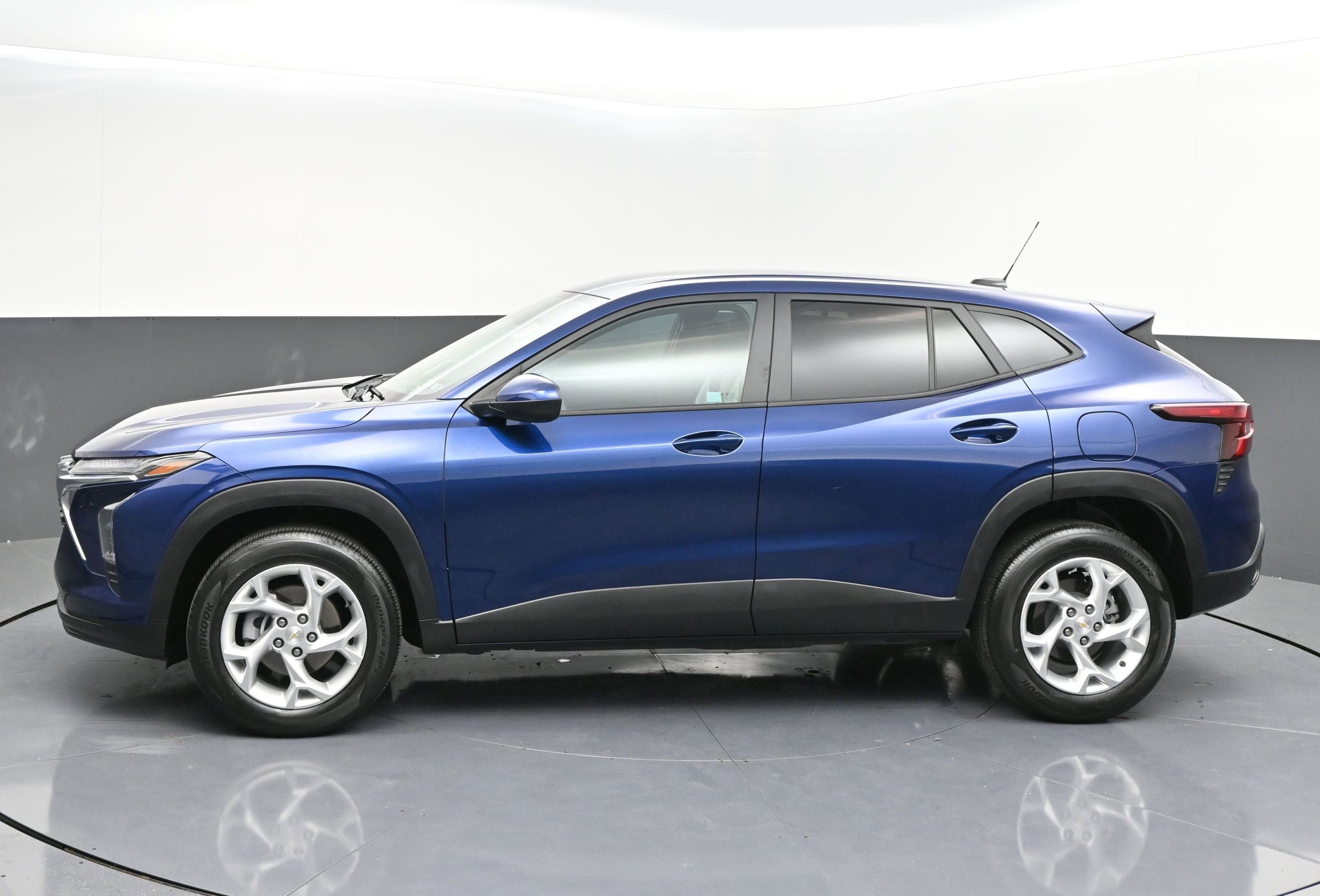 Used 2024 Chevrolet Trax LS w/ LS Convenience Package image 4