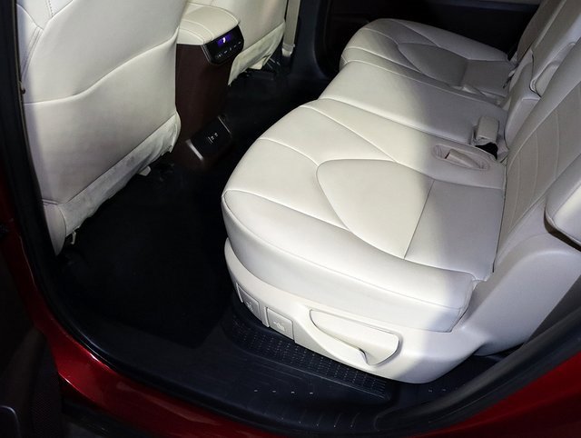 Used 2020 Toyota Highlander XLE image 28