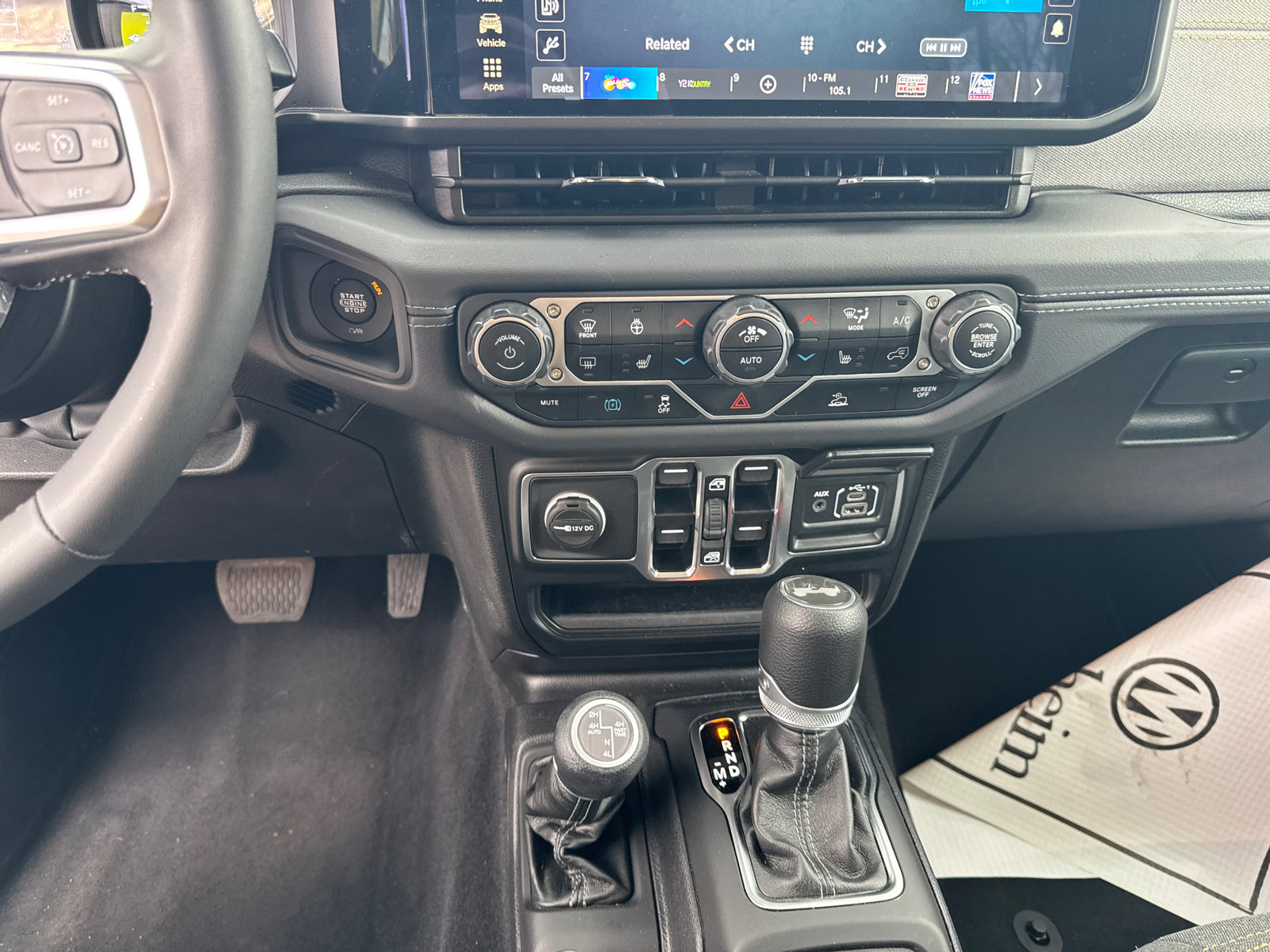 Used 2025 Jeep Wrangler Sahara image 29