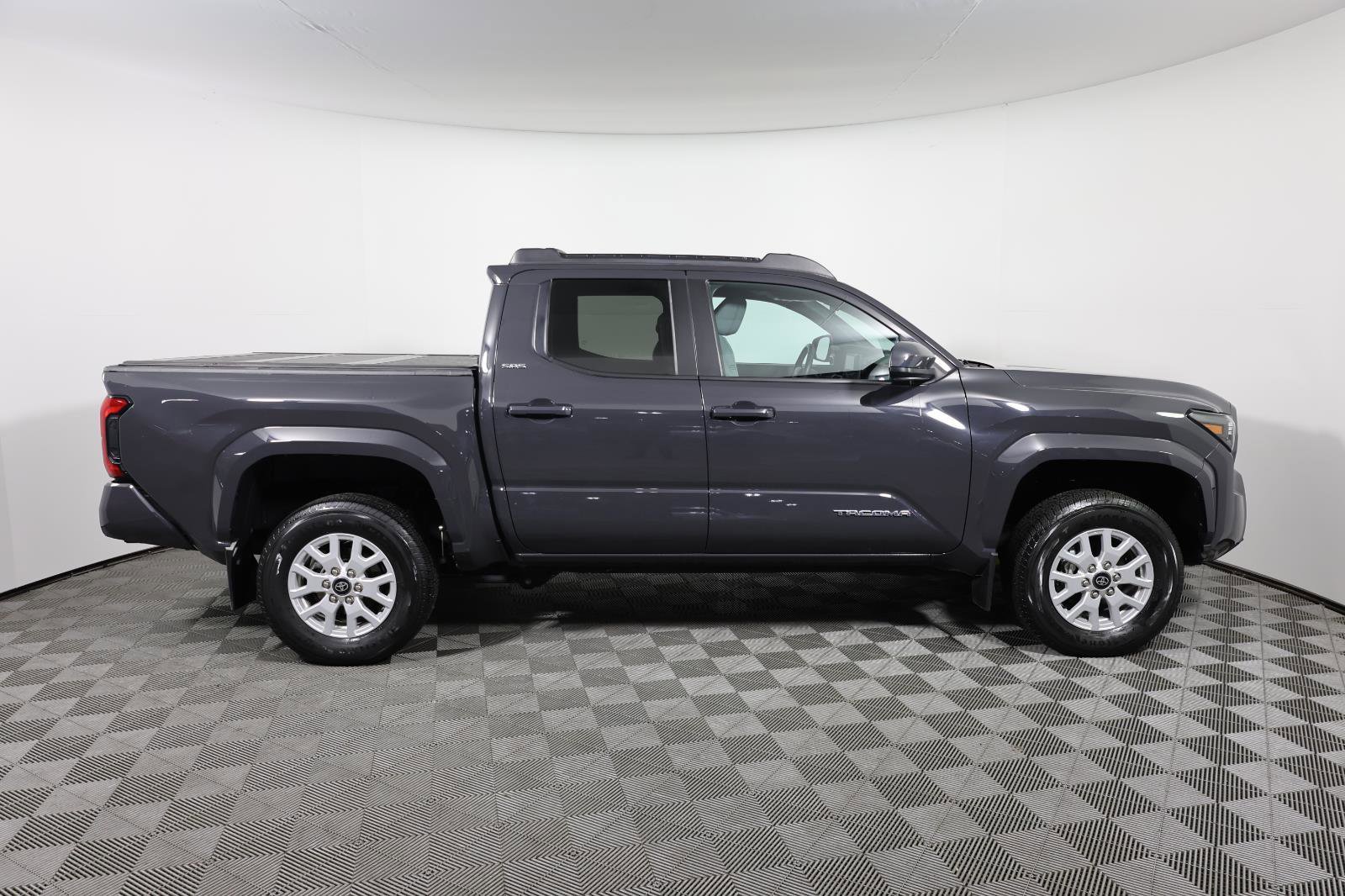 Used 2024 Toyota Tacoma SR5 AWD/4WD image 4