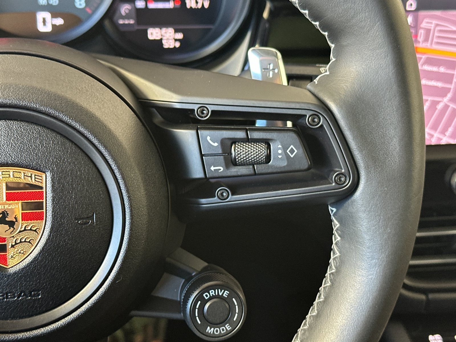Certified 2023 Porsche Macan Turbo AWD/4WD image 28
