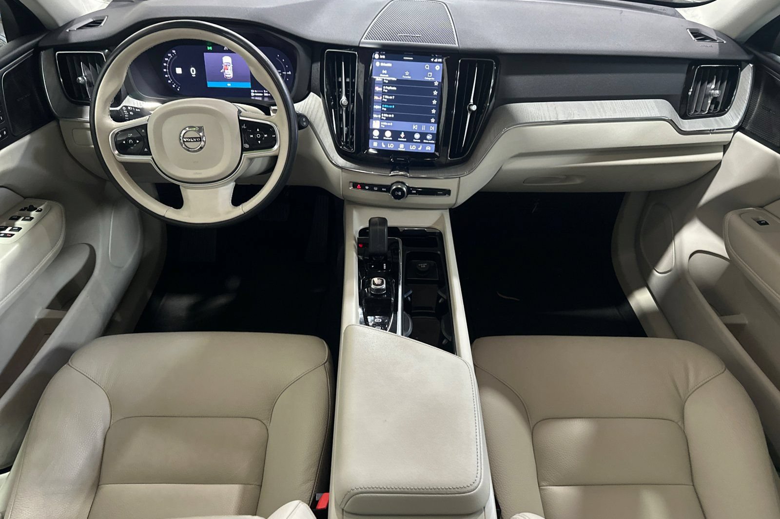 Used 2024 Volvo XC60 T8 Plus AWD/4WD image 3
